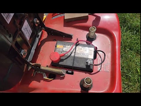 Видео: Заменить аккумулятор газонокосилки, райдер Troy-Bilt