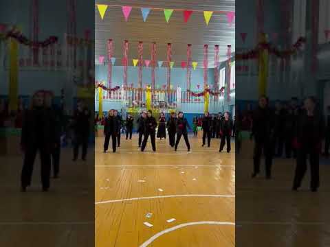 Видео: Флешмоб. Мұғалімдердің оқушыларға Жаңа жылдық көтеріңкі көңіл күй сыйлауы.