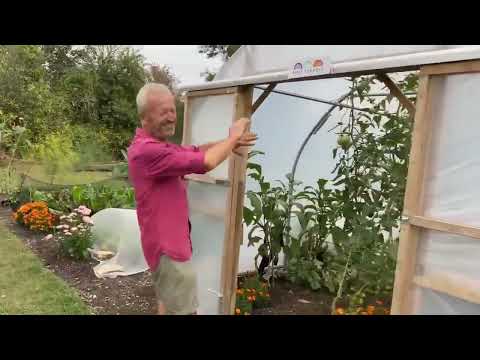 Видео: Чарлз Даудинг - Градина без копаене през август - нови насаждения, плодове и летни вредители