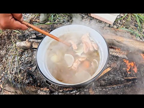 Видео: Рыбаки Дальнего Востока готовят уху из горбуши. Самый правильный рецепт рыбного супа | Диктор делает
