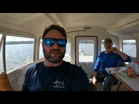 Видео: C Dory 22 2003 года выпуска получает новый дом, а Garmin тратит целую вечность на обновление...