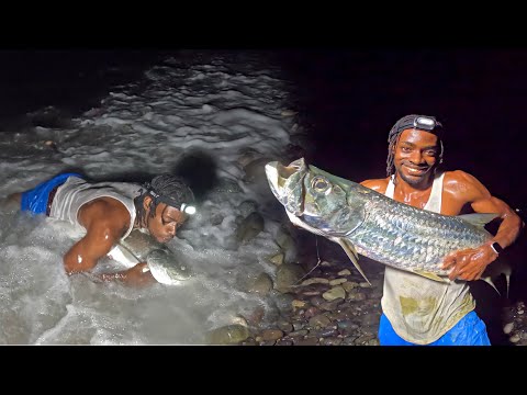 Видео: БЕЗУМНАЯ битва за ловлю тарпона — вы не поверите, какой чудовищный улов!