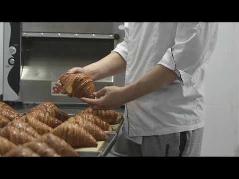 Видео: Делаем круассаны дома . Как сделать круассаны дома . #круассаны #слоёноетесто #круассан