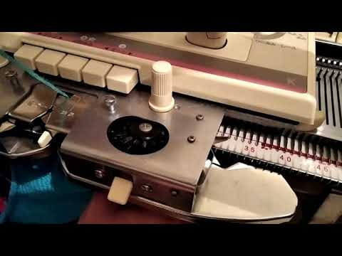 Видео: Свитер регланом сверху в низ на однофонтурной машине.