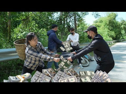 Видео: Мать-одиночка сражается с грабителем. Смелый поступок спасает рюкзак учителя, полный денег.