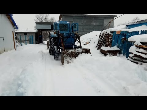 Видео: Чистка снега со двора, на тракторе т-40