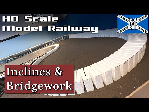 Видео: Завершение строительства наклонной конструкции для моей главной линии на моей новой модели железн...