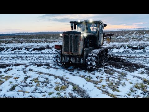 Видео: T-74 Легендарный трактор времен ссср/ (народный танк) пашем в мороз -1/холодный запуск