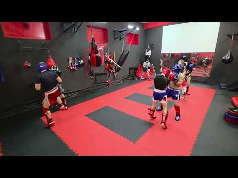 Видео: Кикбоксинг 🥊 Работа на ближней дистанции по заданию #kick