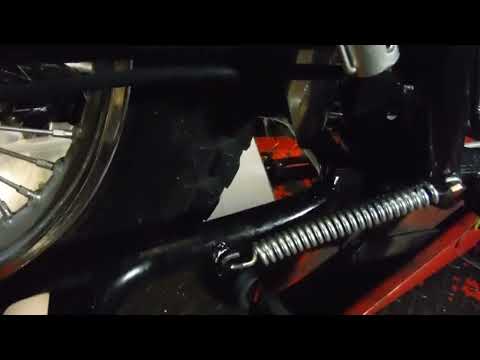 Видео: Хитрость с пружиной центральной подставки / пружиной боковой подставки для облегчения установки (...