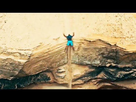 Видео: Парень застрял над огромной пропастью не имея возможности даже пошевелиться