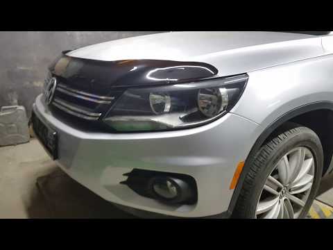 Видео: Установка монтаж "мухобойки" дефлектора капота.Тюнинг.Авто из США ремонт под ключ. Tiguan. Часть 29