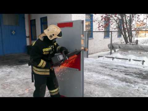 Видео: Вскрытие двери бензорезом