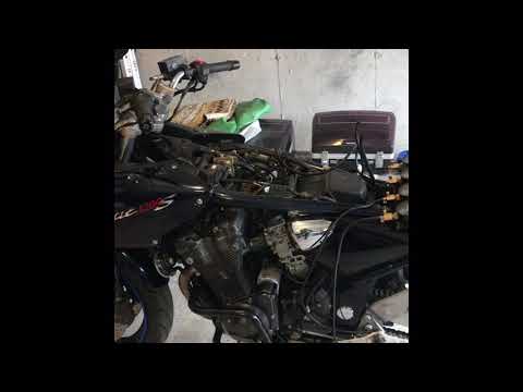 Видео: Suzuki bandit 1200. Синхронизация карбюраторов.