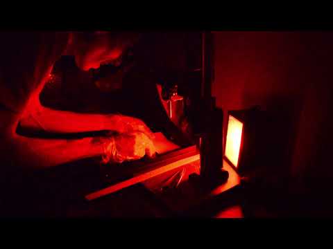 Видео: Первая попытка напечатать фотографии с помощью фотоувеличителя .Начало июня 2024