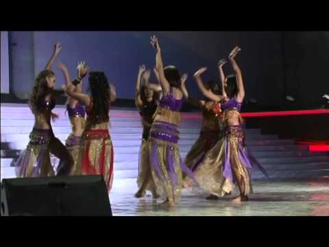 Видео: Карина Каренина поет на стадионе Шахтер в Караганде