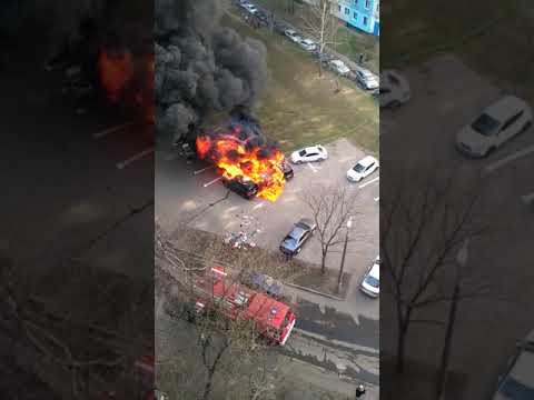 Видео: Машины горят, пожарные тушат. Новопеределкинская улица, Москва 22.04.2019