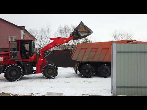 Видео: Фронтальный погрузчик вытаскивает застрявший Камаз. РАБОТА REDSTAR 2500GT (3000GT) - уборка снега.