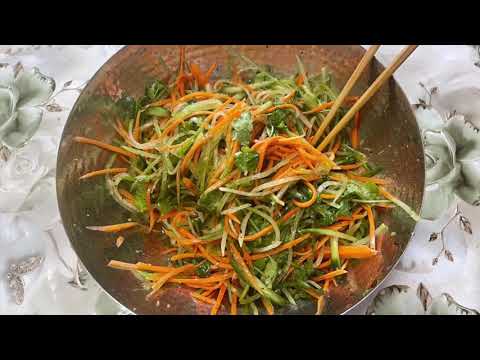 Видео: 253. Салат из зеленой редьки , моркови и огурца. Очень сочный, очень вкусный!