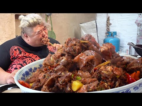 Видео: Брат Обезьяна готовит, жареный цыпленок настолько острый, что меняет его лицо!