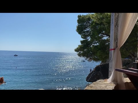 Видео: Ресторан Pinus Maritimum и пляж  luciaв Petrovac. Restaurant Pinus Maritimum and Luciav Beach