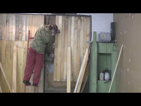 Видео: Утепление ворот гаража