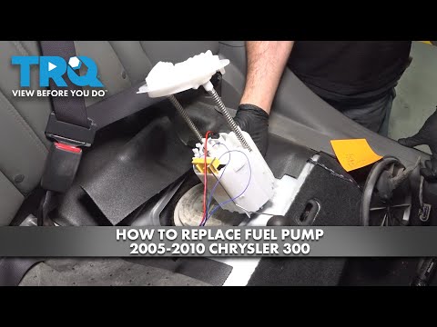 Видео: Как заменить топливный насос Chrysler 300 2005-2010 годов