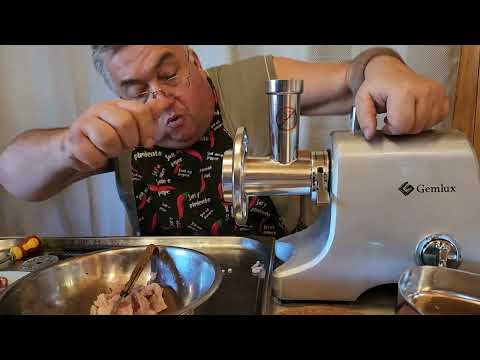 Видео: Мясорубка Gemlux. Суровый тест. Перемалываем шкуру.