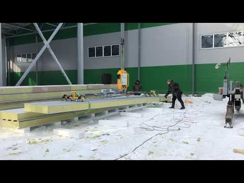 Видео: Монтаж сэндвич панели с помощью вакуумного захвата ВП-1
