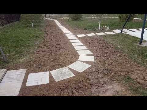 Видео: дорожку к хозблокку и к беседке на песчаное основание плитка 50 на 50.