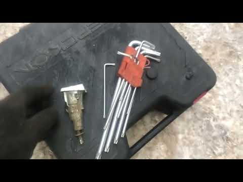 Видео: Как снять наружную ручку двери на автомобиле Skoda Roomster