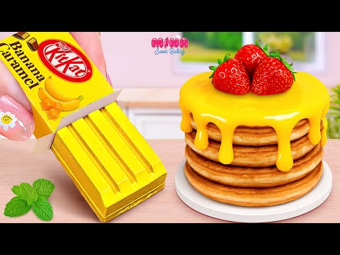 Видео: 🍌Сладкий банановый торт KITKAT🍌Рецепт миниатюрного шоколадного блинчика с клубникой | Mina Sweet ...