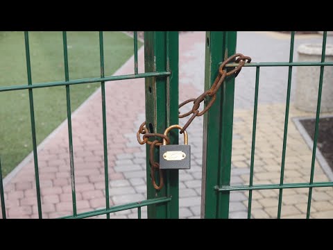 Видео: Спорт під замком. У місті Білозерське міська влада залишила дітей без спортмайданчика