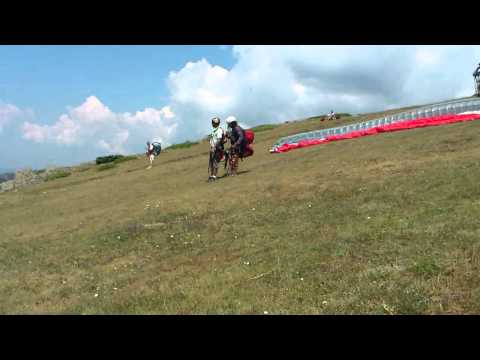 Видео: Излитане Сопот - полет с парапланер тандем / Paragliding tandem flight with instructor Bulgaria