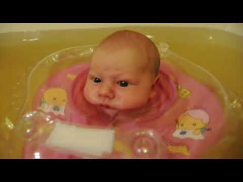 Видео: Как малыш учится плавать сам! Первое плавание в 17 дней! Сева самостоятельно плывёт с кругом на шее