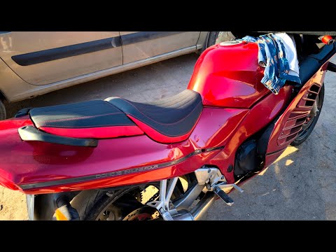 Видео: Перетяжка сиденья мотоцикла Suzuki RF 600. Suzuki RF 600 Motorcycle seat repair.