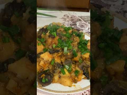 Видео: Тушкована картопля з грибами #cooking #food #марія