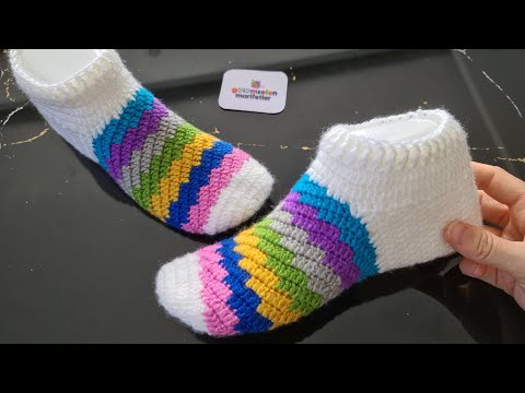 Видео: Узнайте, как вязать крючком: разноцветные вязаные выкройки женских носков и тапочек