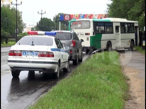 Видео: Два пригородных автобуса столкнулись в Хабаровске в начале рейса. Mestoprotv