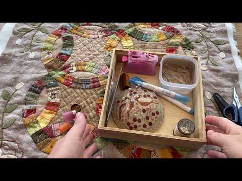 Видео: 26.Ручная стёжка в японском пэчворке. Каким образом я стегаю на пяльцах большое изделие.