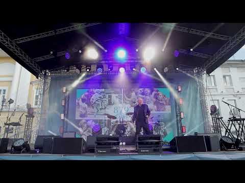 Видео: "Никто тебя не любит так, как я"