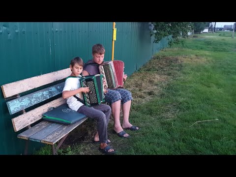 Видео: Вечерний концерт юных баянистов на лавочке / Evening concert of young accordion players on a bench