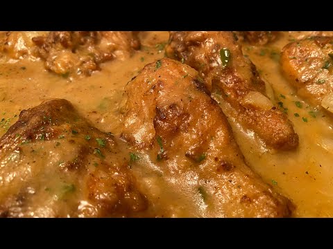 Видео: Как приготовить настоящую южную курицу с подливкой | Кулинария в стиле «душевная еда»