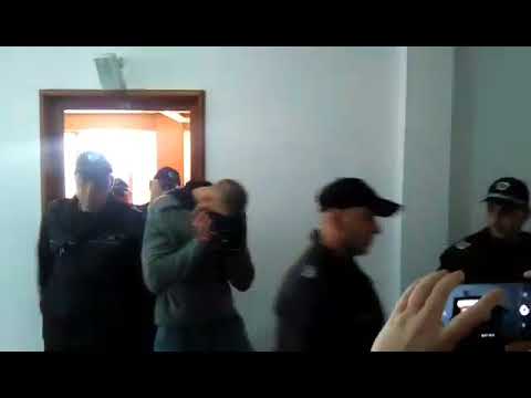 Видео: Малката Рижа в съда