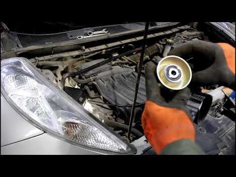 Видео: Замена приводного ремня и ролика на Nissan JUKE 1,6 Ниссан Жук 2011 года