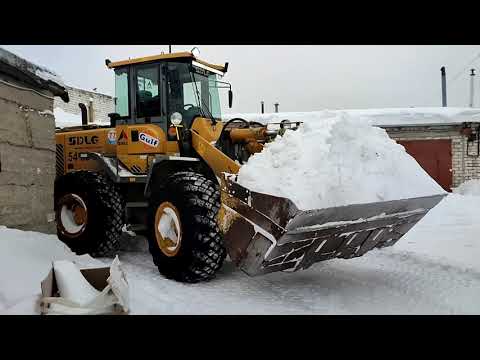 Видео: Уборка снега погрузчик SDLG. Snow removal loader SDLG