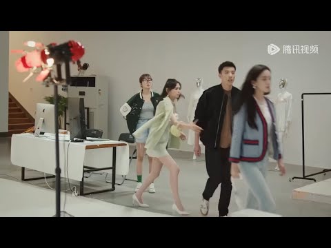 Видео: Хитрая девчонка провоцирует Золушку, но генеральный директор предпочитает Золушку