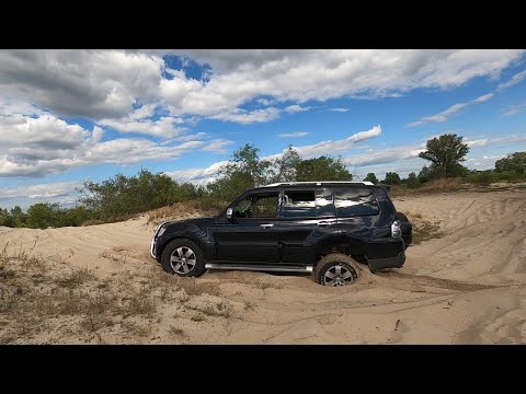 Видео: Два Mitsubishi pajero 4 по песку на стравленых колесах.