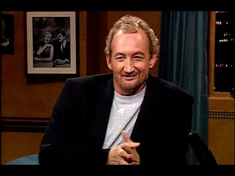 Видео: Роберт Инглунд отправился в ресторан в образе Фредди Крюгера | Поздняя ночь с Конаном О’Брайеном