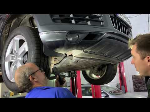 Видео: Обслуживание Audi Q7 2015 3.0 TFSI. Масло в двигателе и колодки. Group LR. Rent car Kiev.